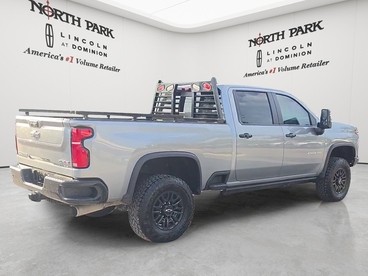 Used 2025 Chevrolet Silverado 2500 ZR2 w/ Technology Package AWD/4WD image 5