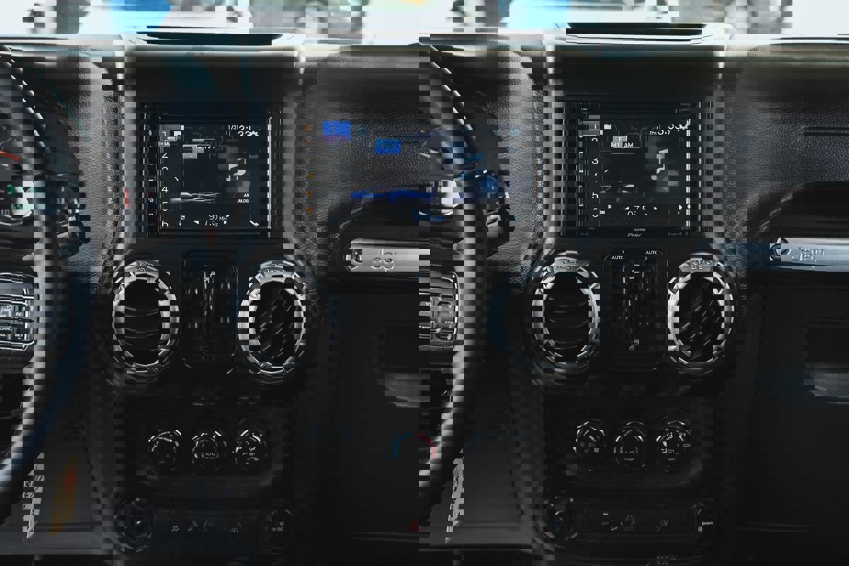 Used 2015 Jeep Wrangler Unlimited Rubicon w/ Connectivity Group image 31