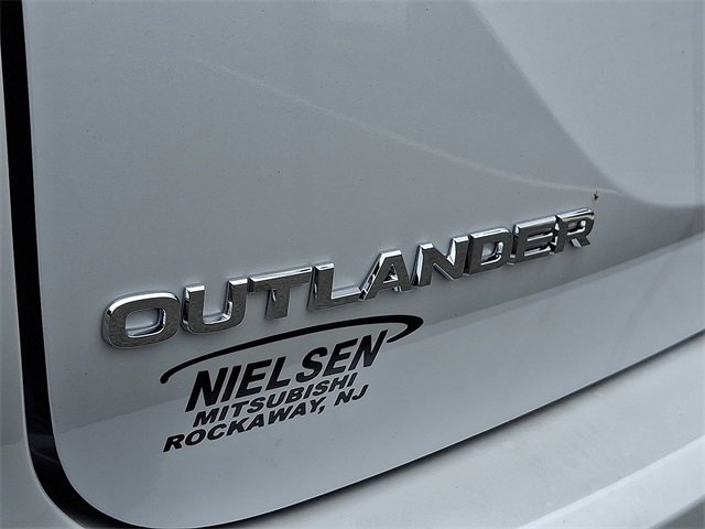 New 2025 Mitsubishi Outlander SE image 11