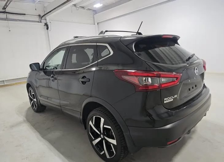 Used 2021 Nissan Rogue Sport SL FWD image 3