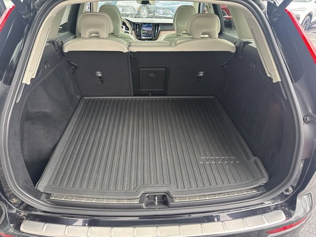 Used 2022 Volvo XC60 B5 Momentum w/ Climate Package image 36