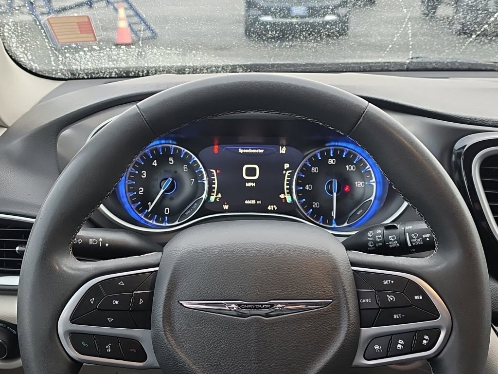 Used 2024 Chrysler Pacifica Touring-L FWD image 11