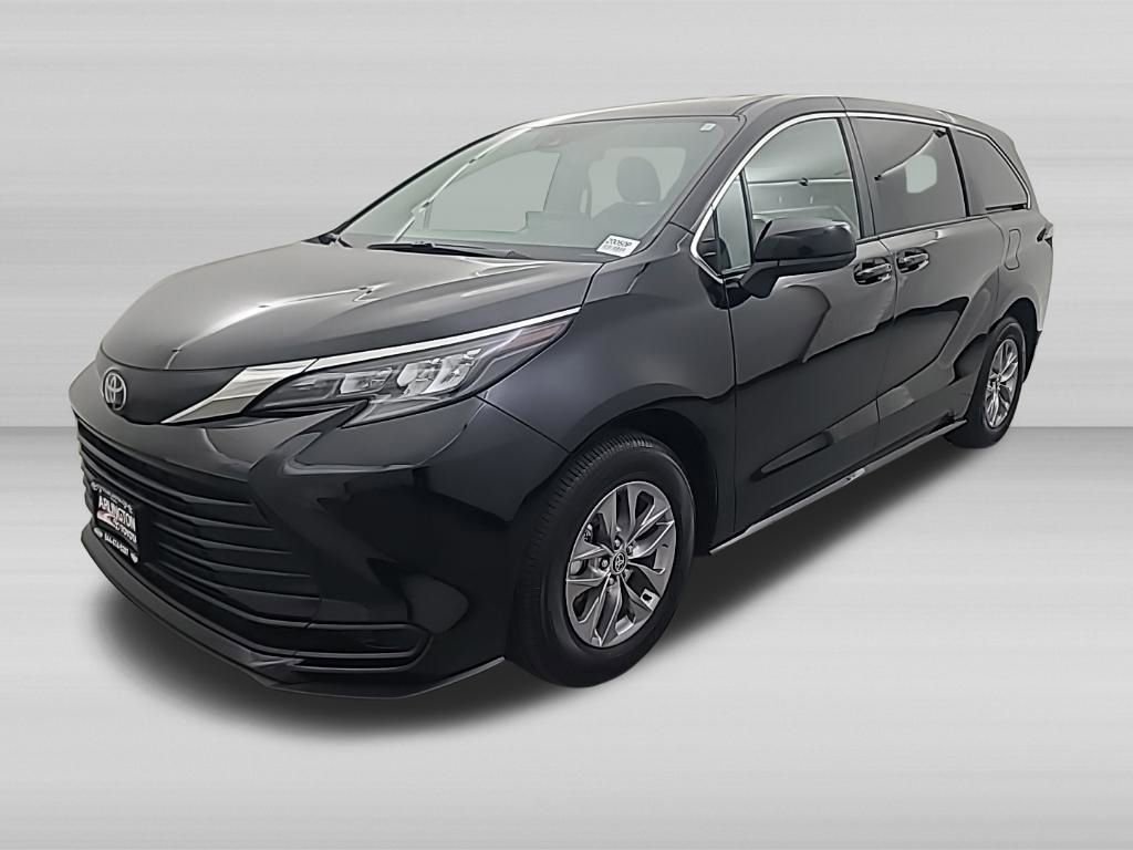 Used 2026 Toyota Sienna LE FWD image 7