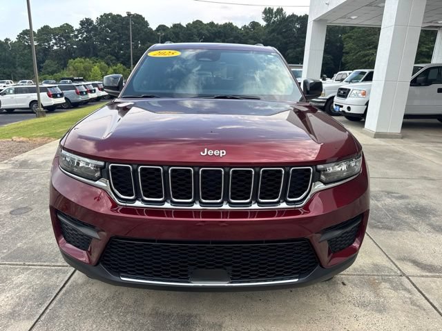 Used 2025 Jeep Grand Cherokee Laredo RWD image 2