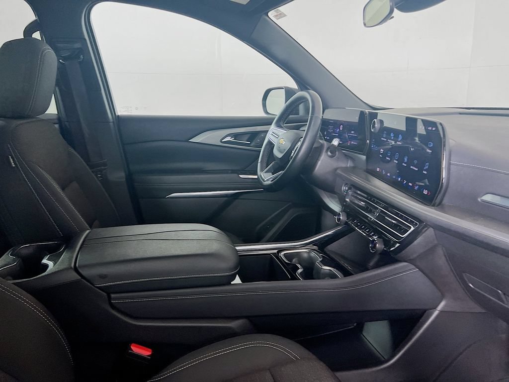 Used 2025 Chevrolet Traverse LT FWD image 7