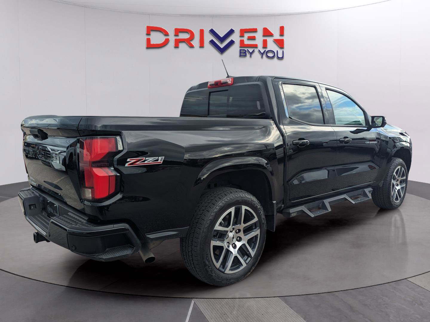 Used 2024 Chevrolet Colorado Z71 w/ Z71 Convenience Package 2 image 5