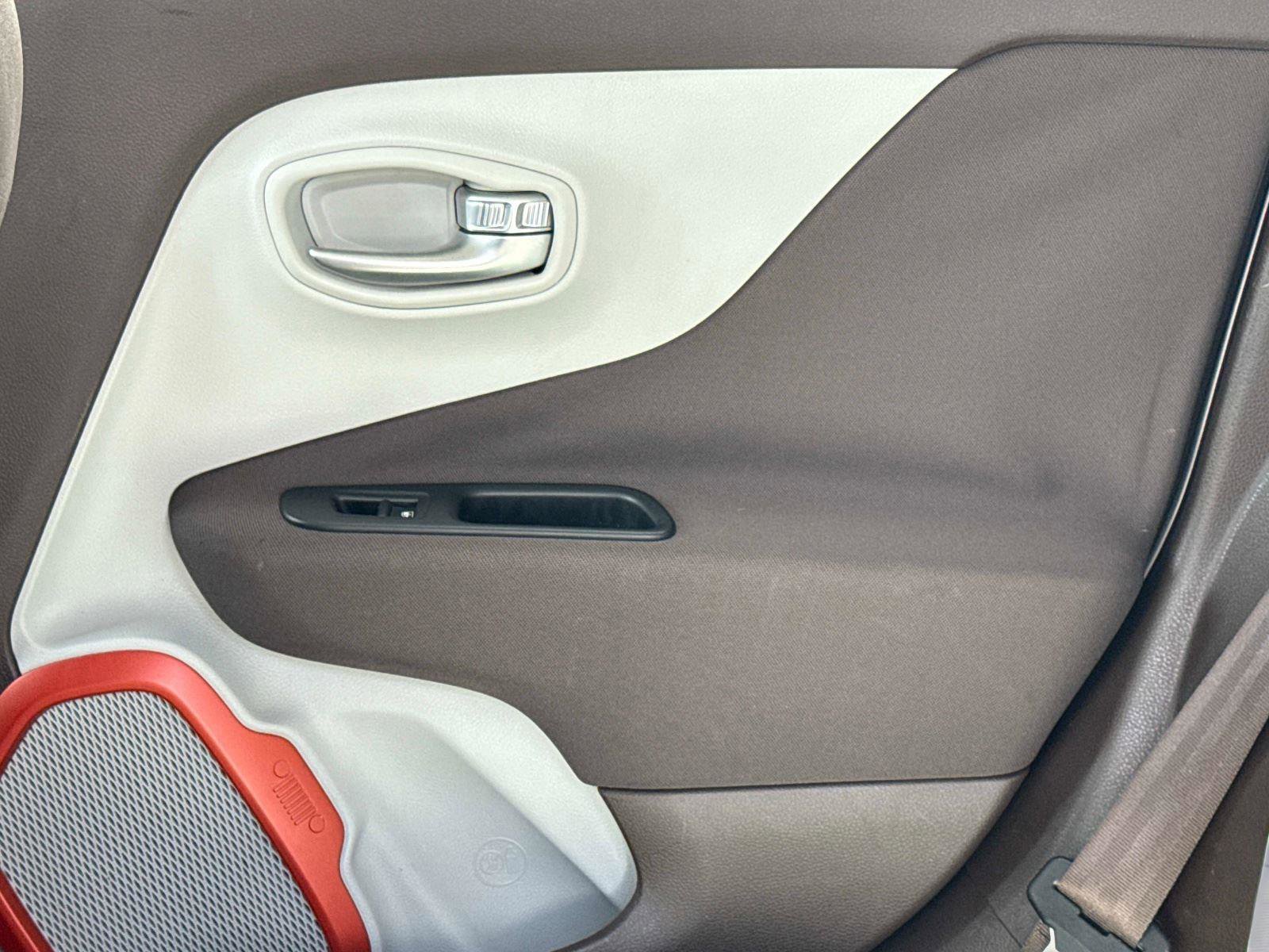 Used 2017 Jeep Renegade Latitude FWD image 14
