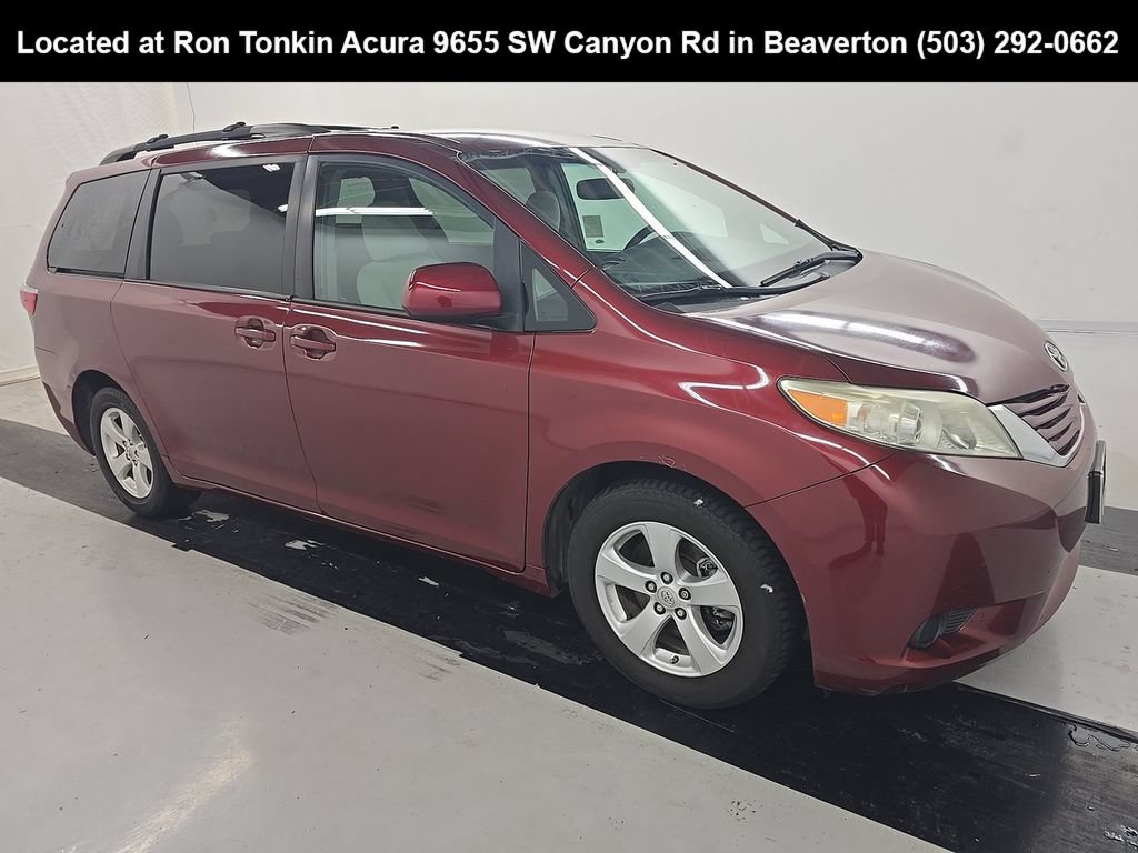 Used 2017 Toyota Sienna LE FWD image 1