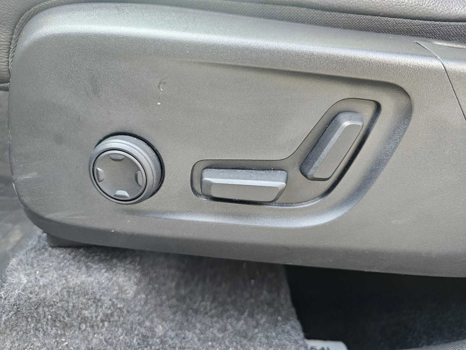 Used 2025 Volvo XC40 B5 Plus w/ Protection Package Premier image 26