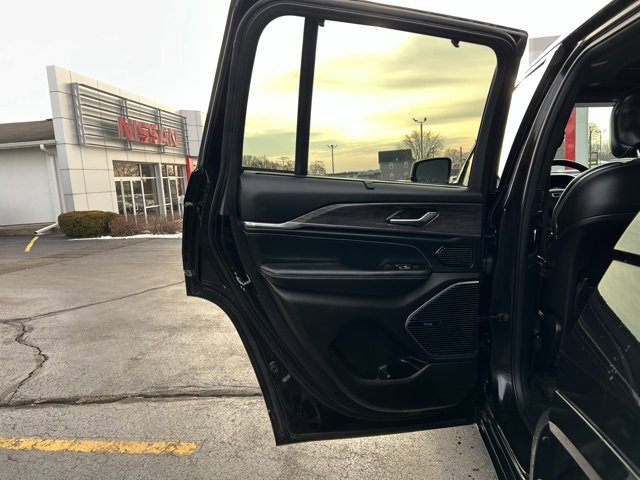 Used 2022 Jeep Grand Cherokee Overland w/ Adv Protech Group III image 18