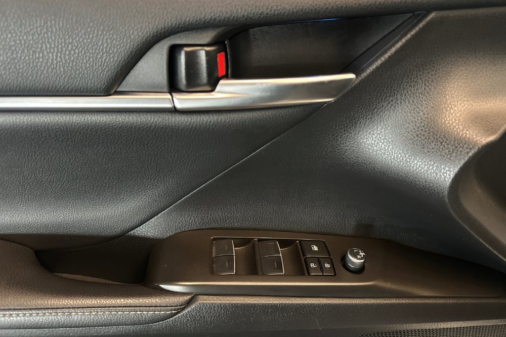 Used 2024 Toyota Camry XSE FWD image 11