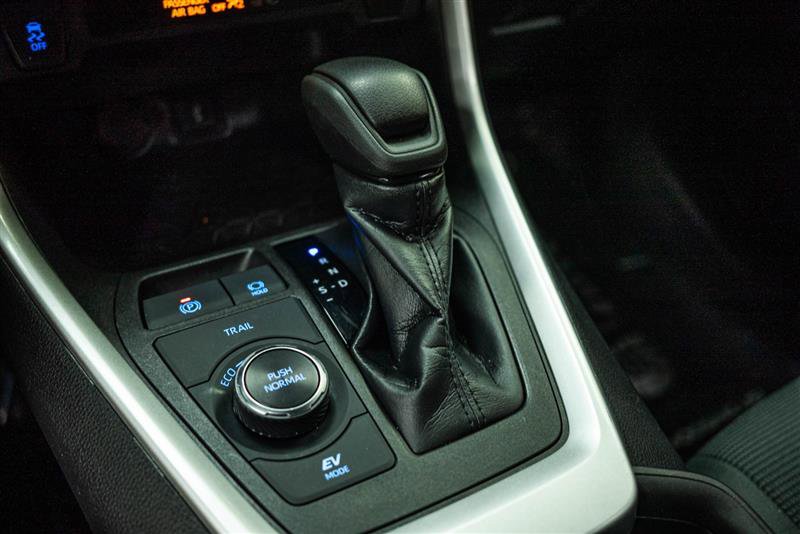 Used 2021 Toyota RAV4 LE image 19