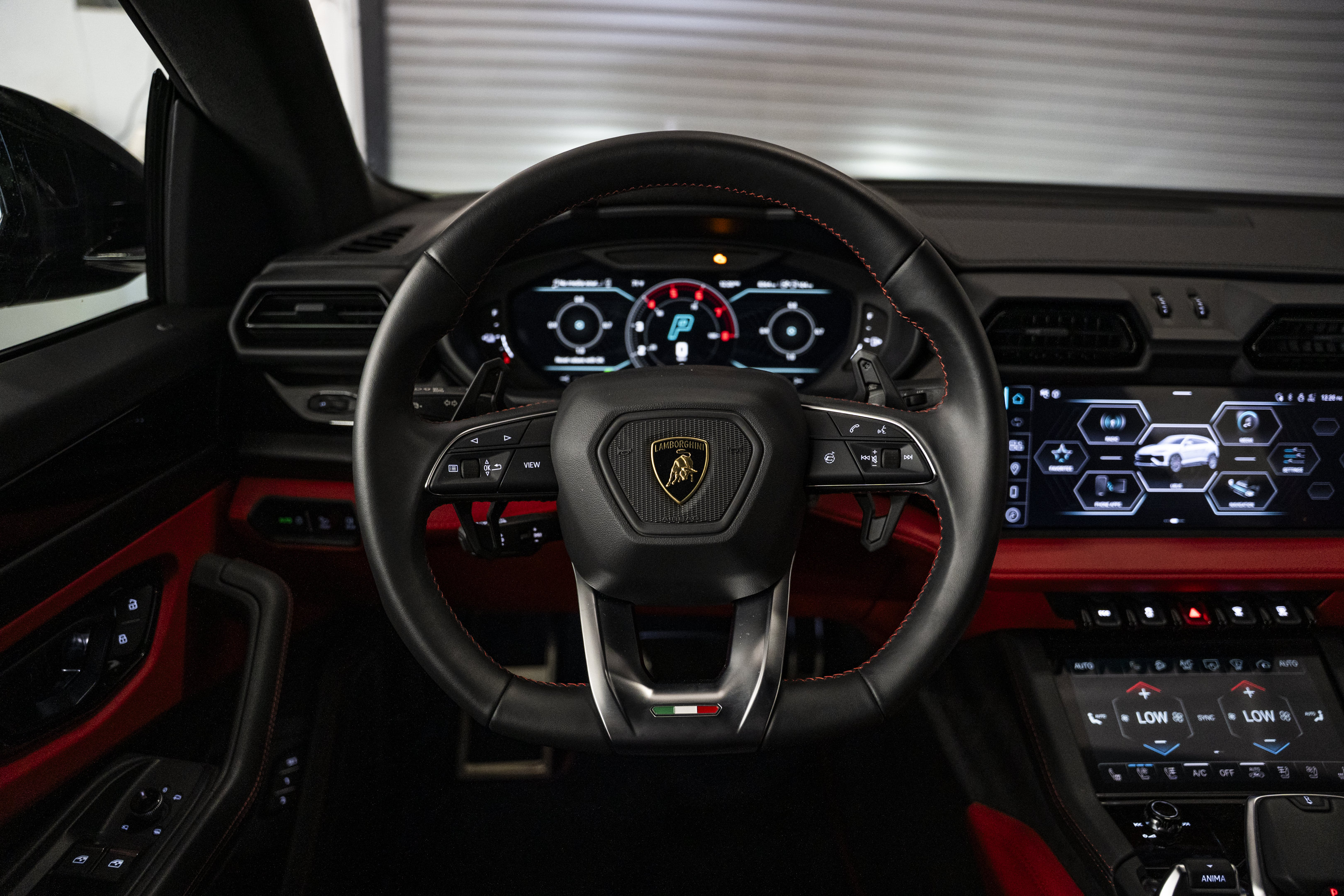 Used 2025 Lamborghini Urus SE AWD/4WD image 42