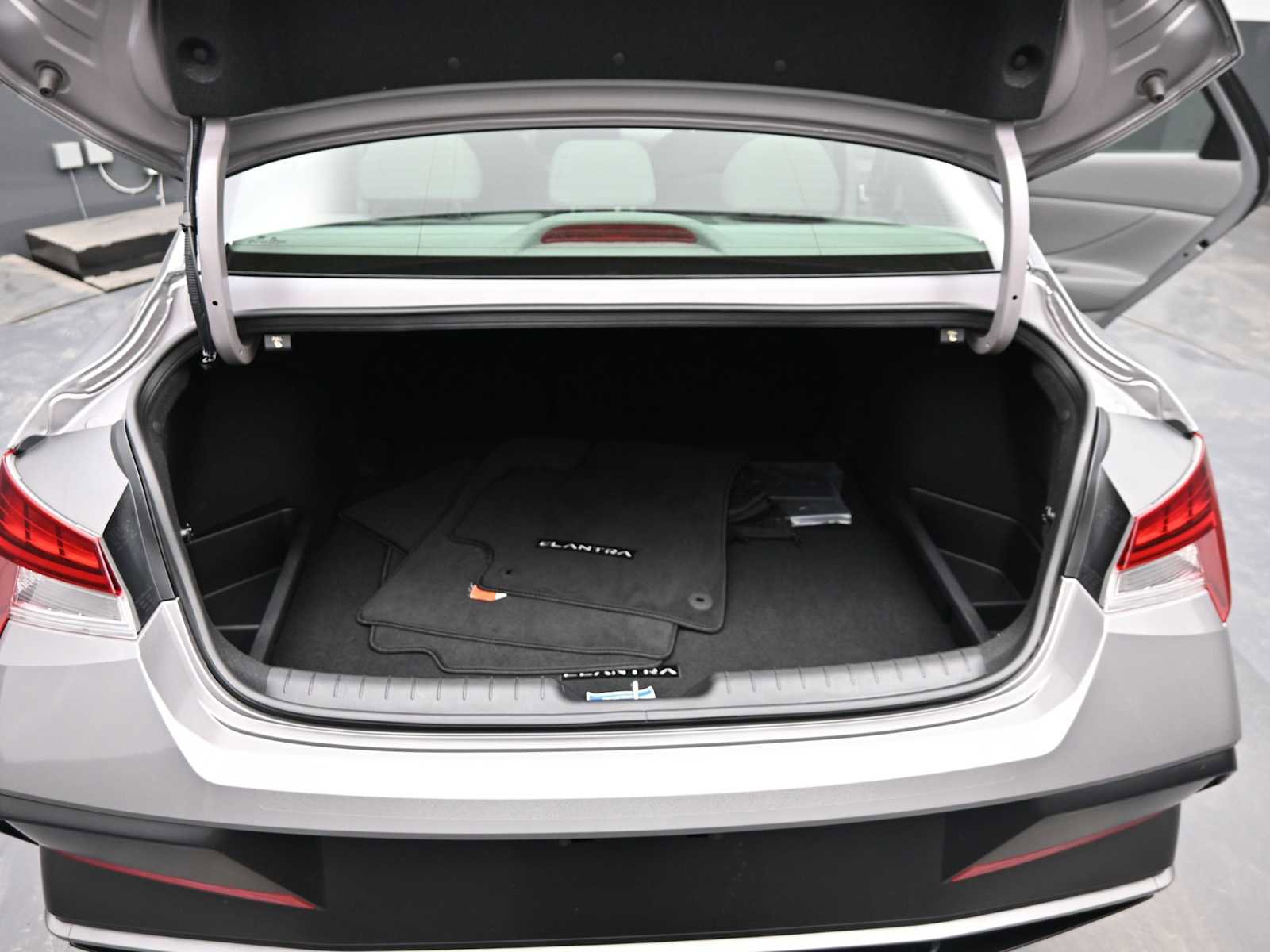 Certified 2025 Hyundai Elantra SEL image 13