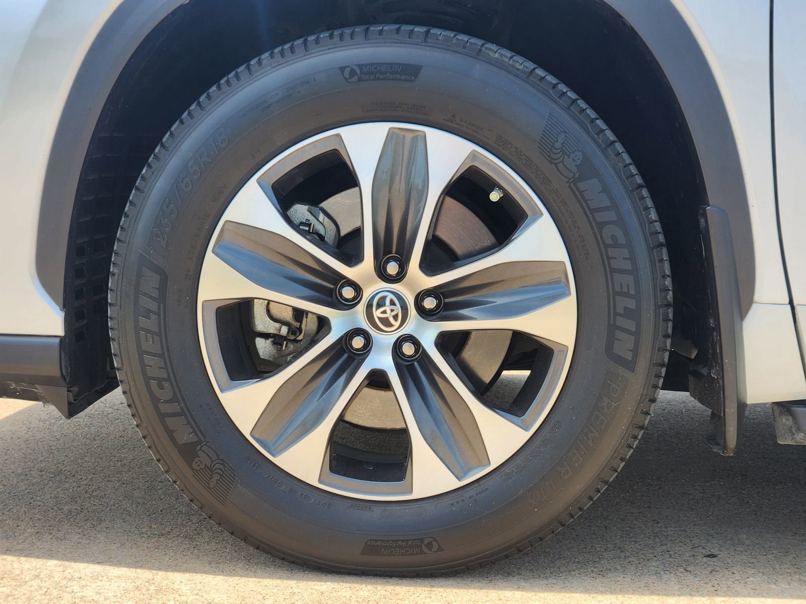 Used 2023 Toyota Highlander XLE FWD image 14