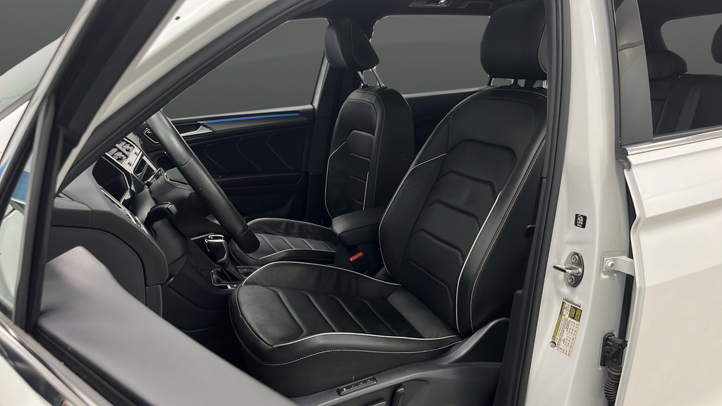 Used 2024 Volkswagen Tiguan SEL R-Line AWD/4WD image 9