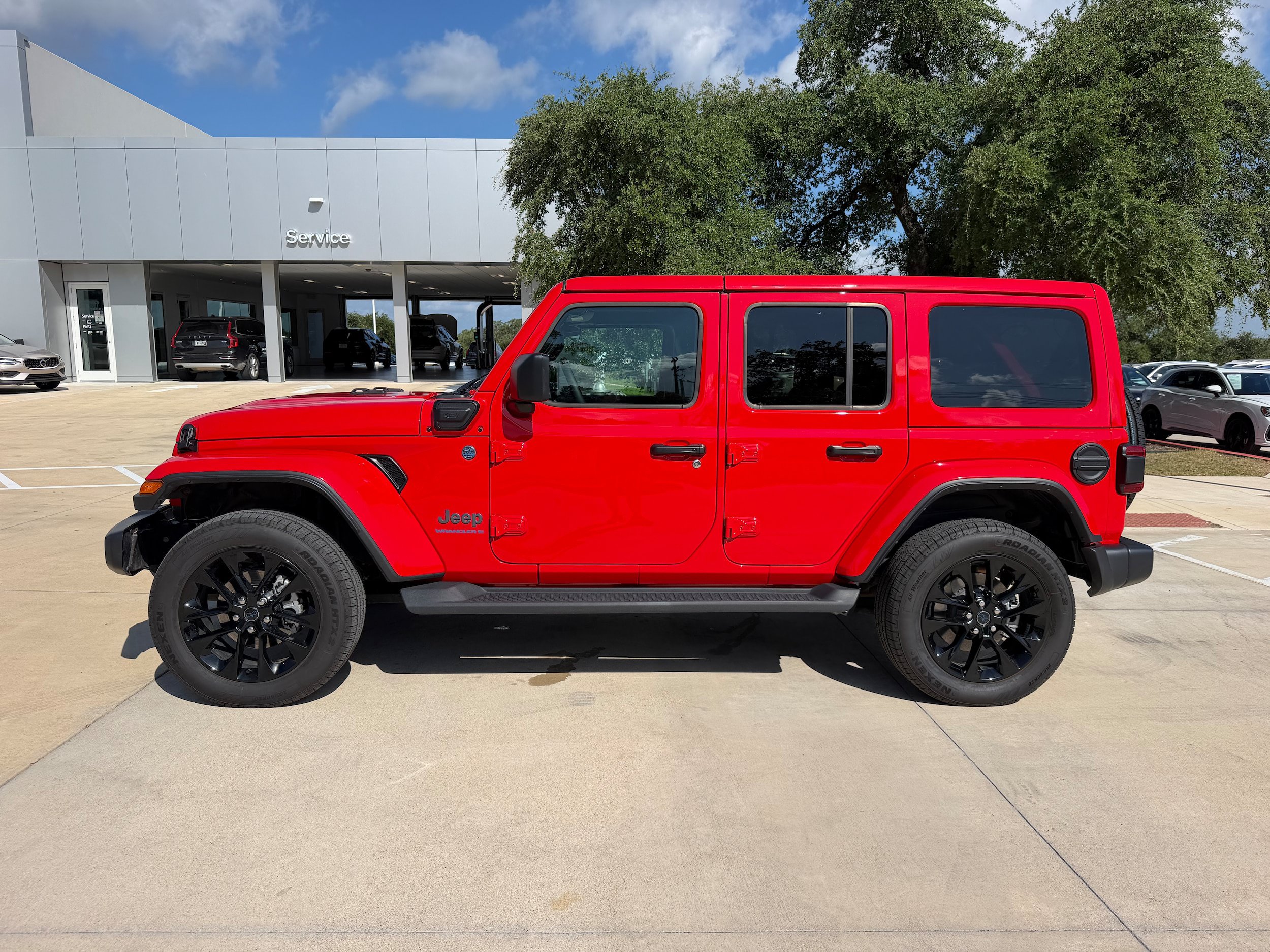 Used 2025 Jeep Wrangler Unlimited Sahara AWD/4WD image 3