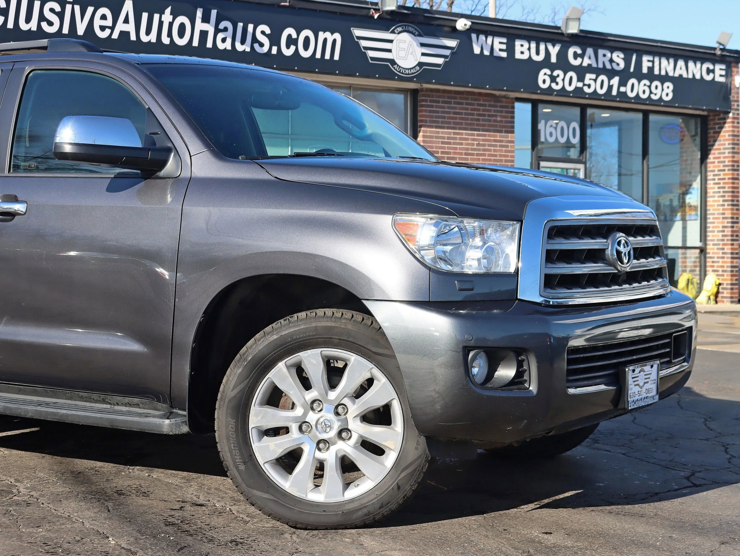 Used 2017 Toyota Sequoia Platinum AWD/4WD image 3