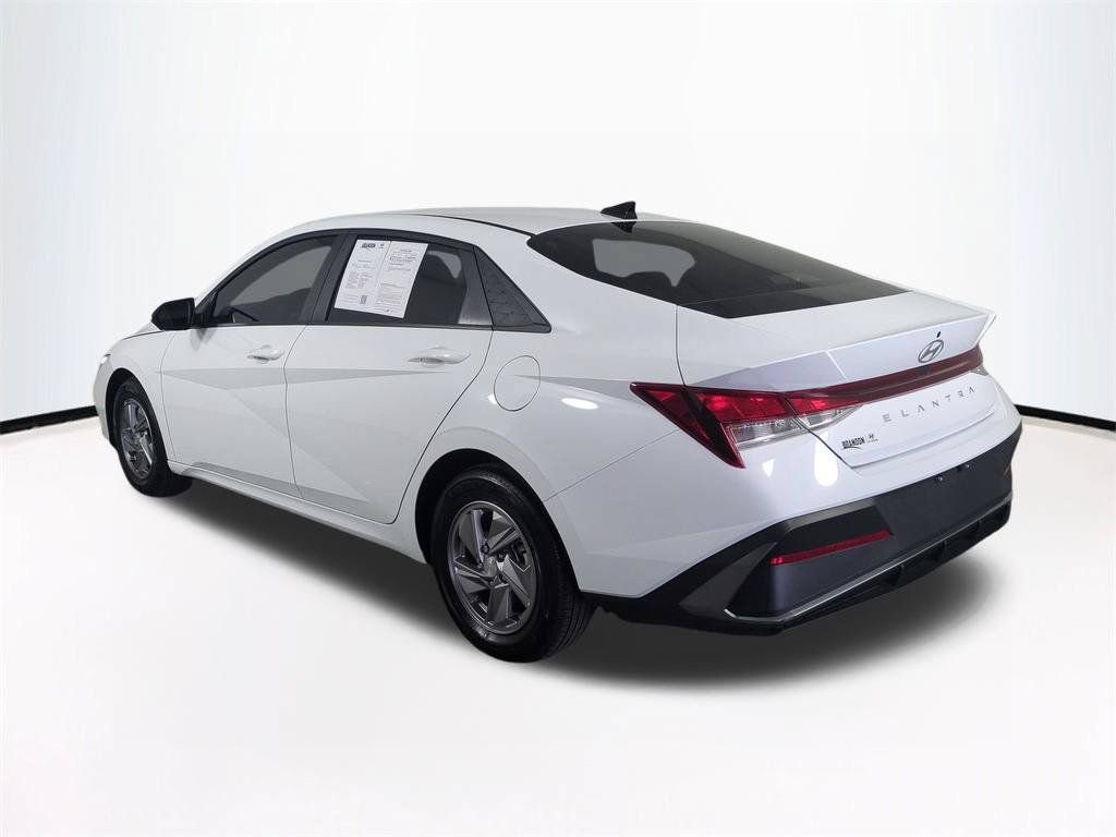 Used 2025 Hyundai Elantra SE FWD image 7