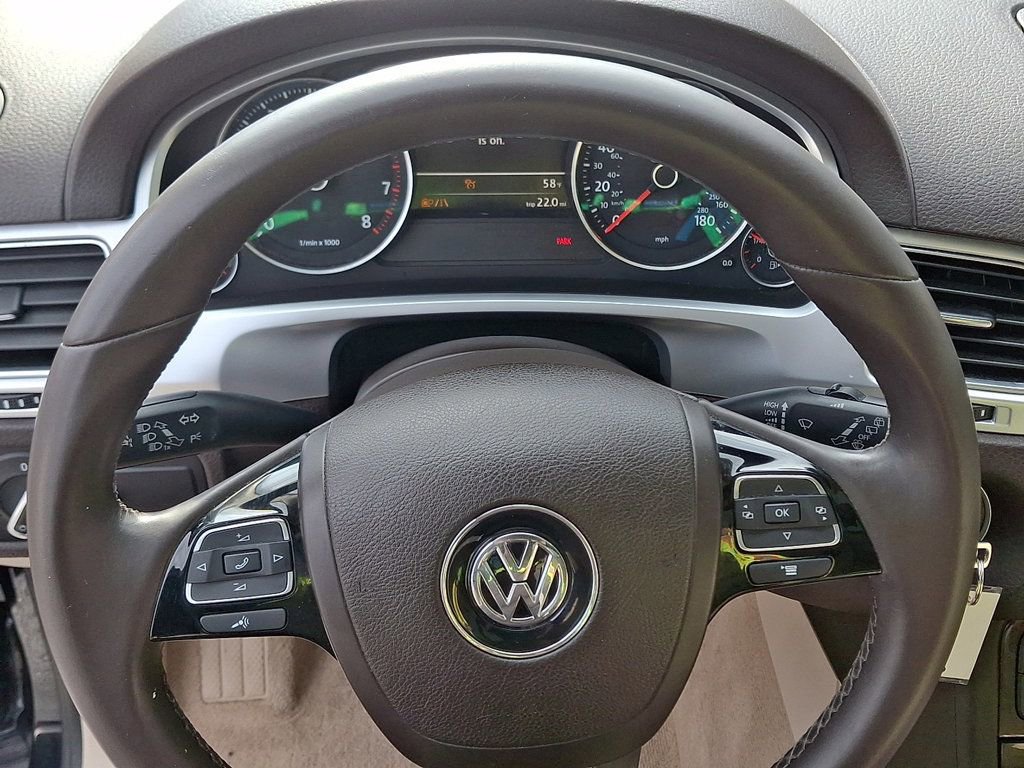 Used 2016 Volkswagen Touareg Sport image 20