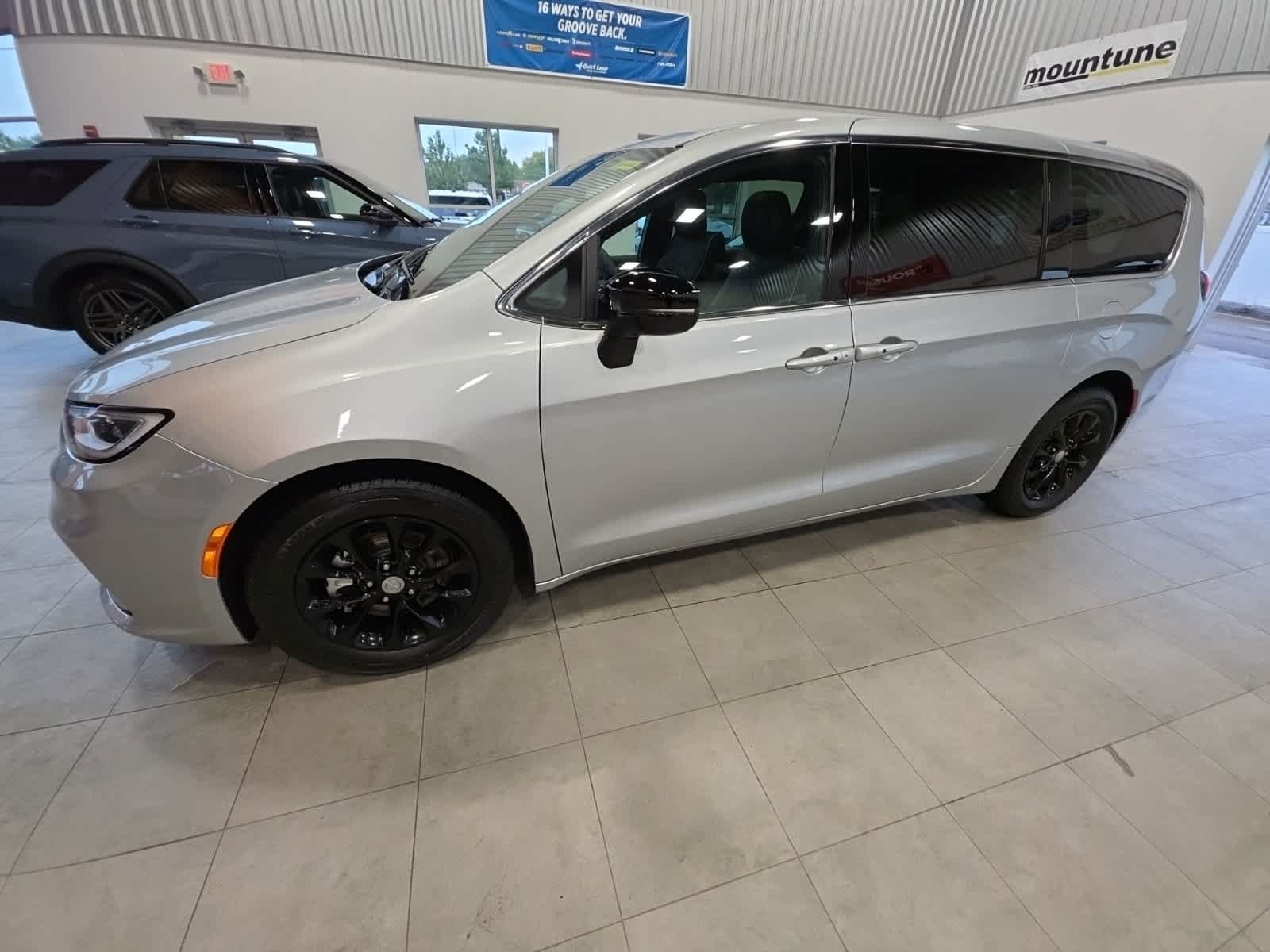 Used 2026 Chrysler Pacifica Limited FWD image 13