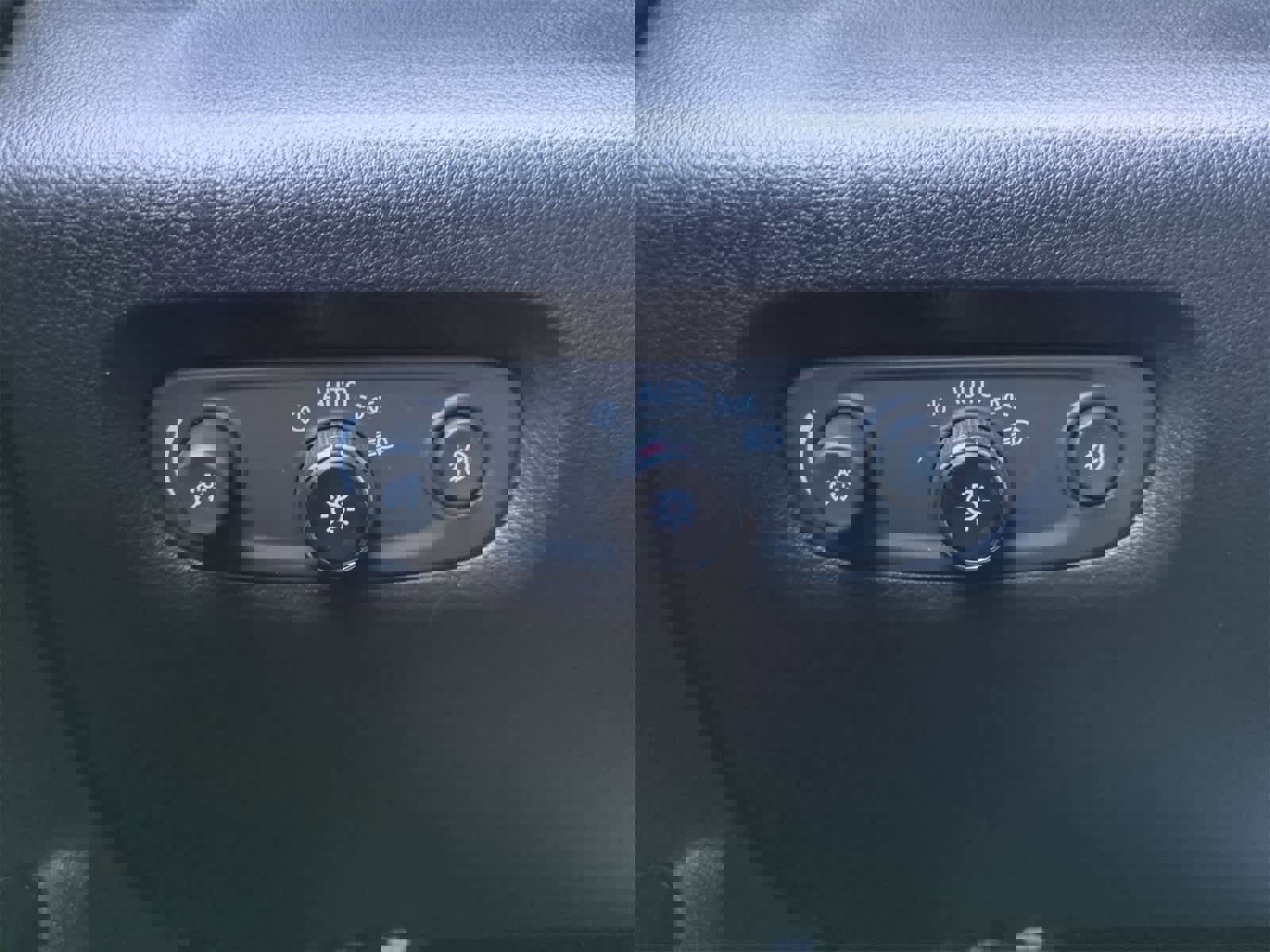 Used 2020 Chevrolet Traverse LT image 28