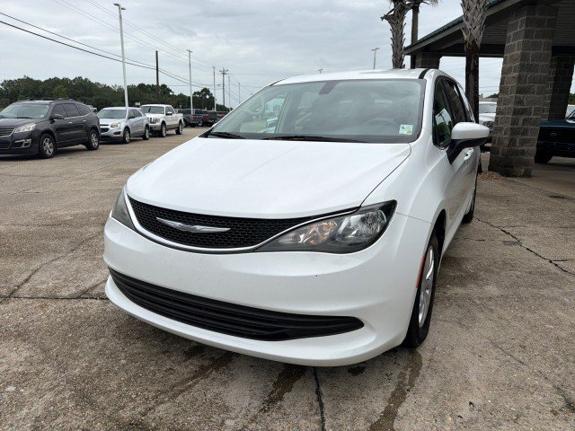 Used 2017 Chrysler Pacifica Touring w/ Tire & Wheel Group FWD image 11
