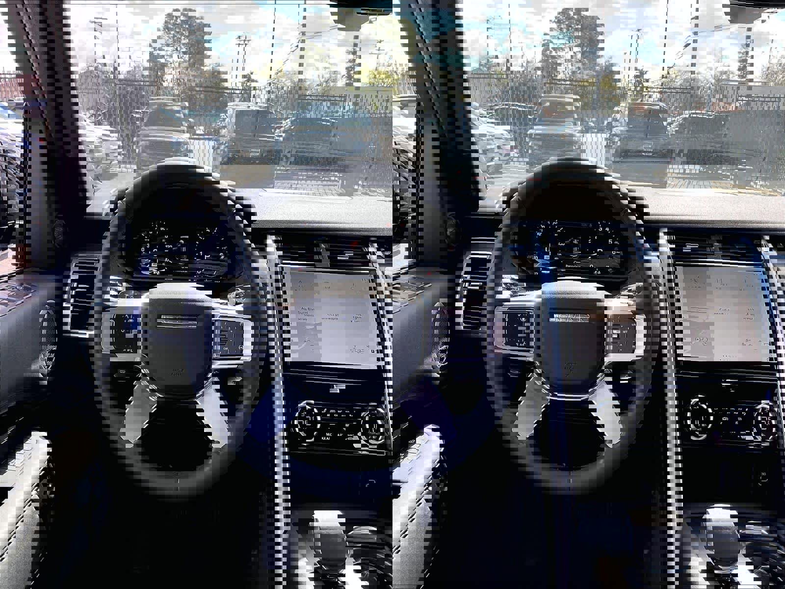 Used 2025 Land Rover Discovery S image 6