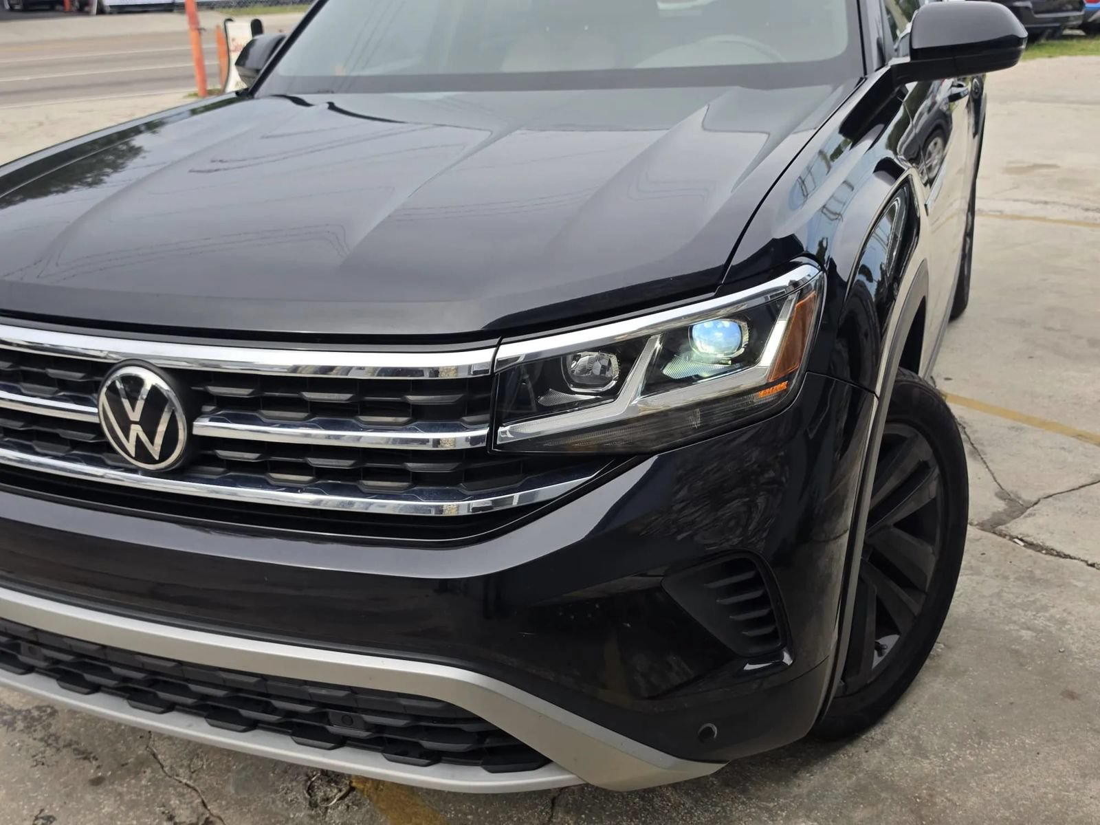 Used 2022 Volkswagen Atlas Cross Sport SE w/ Panoramic Sunroof Package FWD image 2