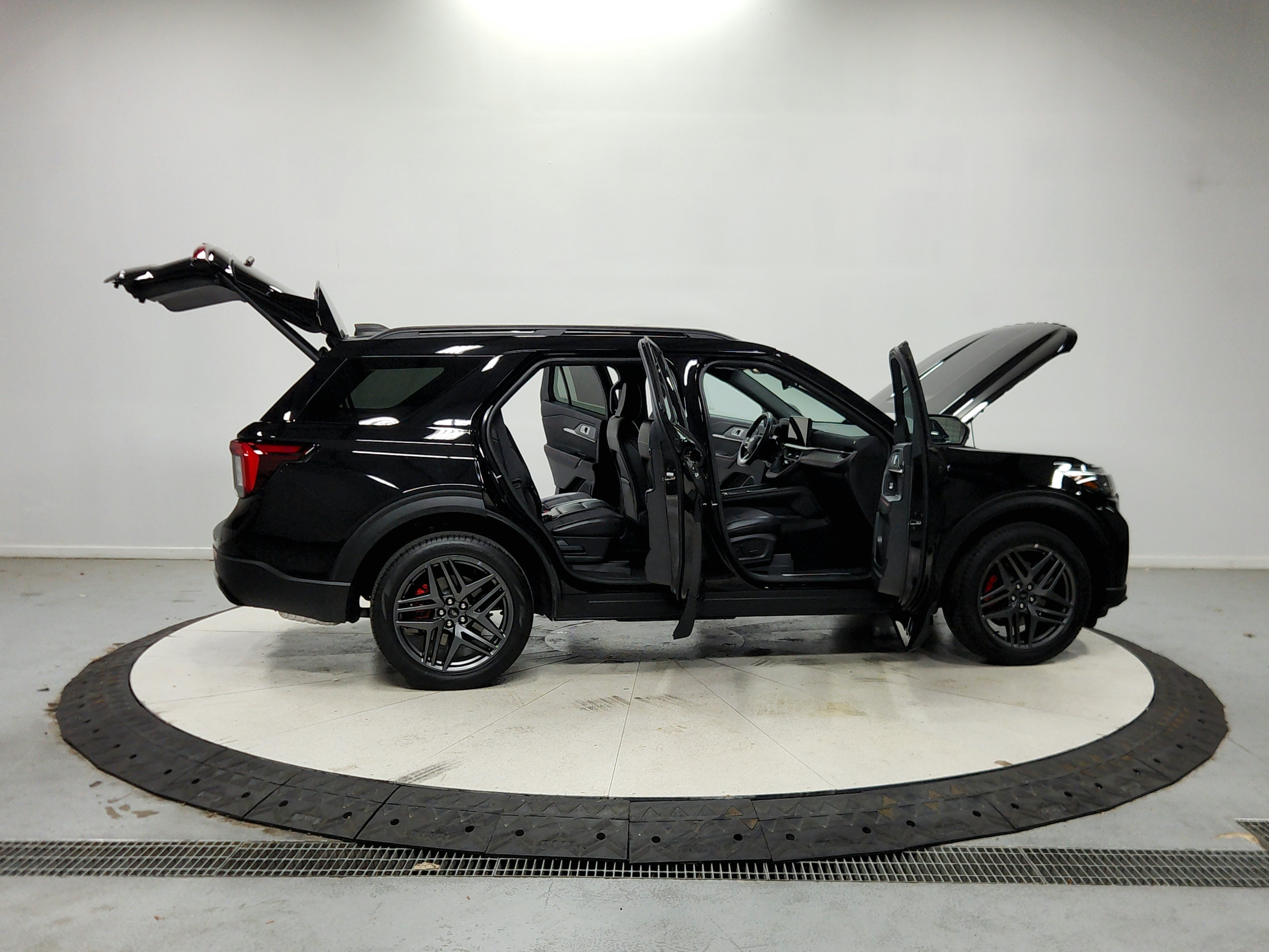 Used 2025 Ford Explorer ST-Line w/ ST-Line Street Pack AWD/4WD image 17