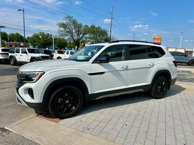 Used 2024 Volkswagen Atlas Peak Edition SEL AWD/4WD image 3
