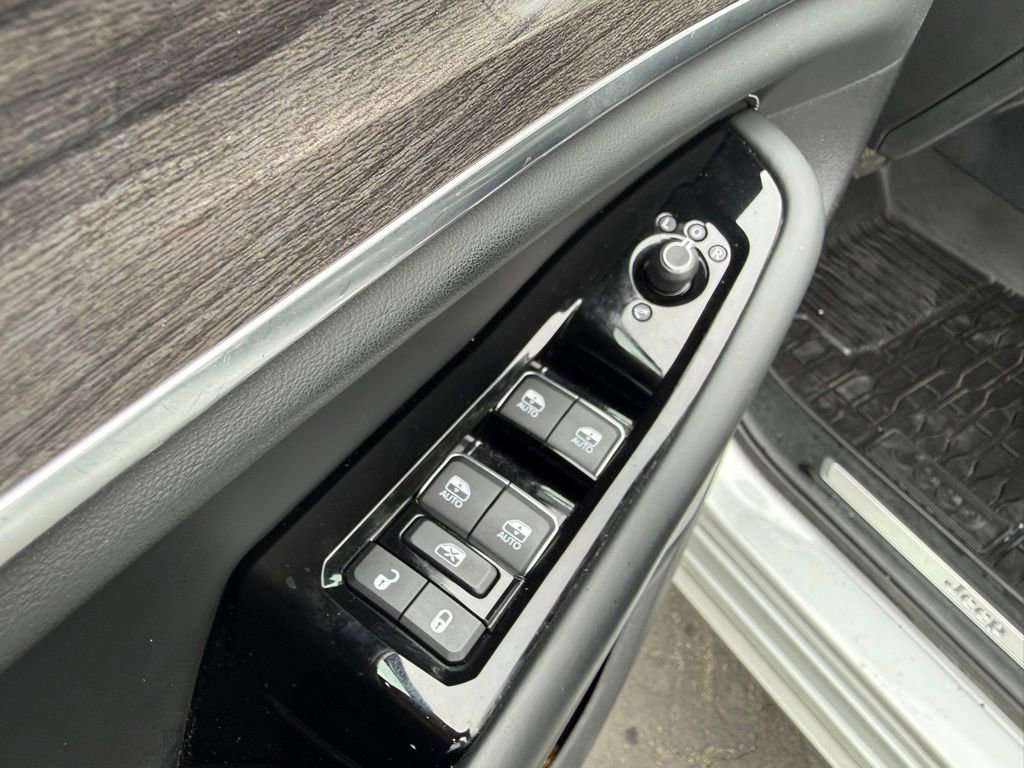 Used 2023 Jeep Grand Cherokee L Overland w/ Luxury Tech Group IV image 10