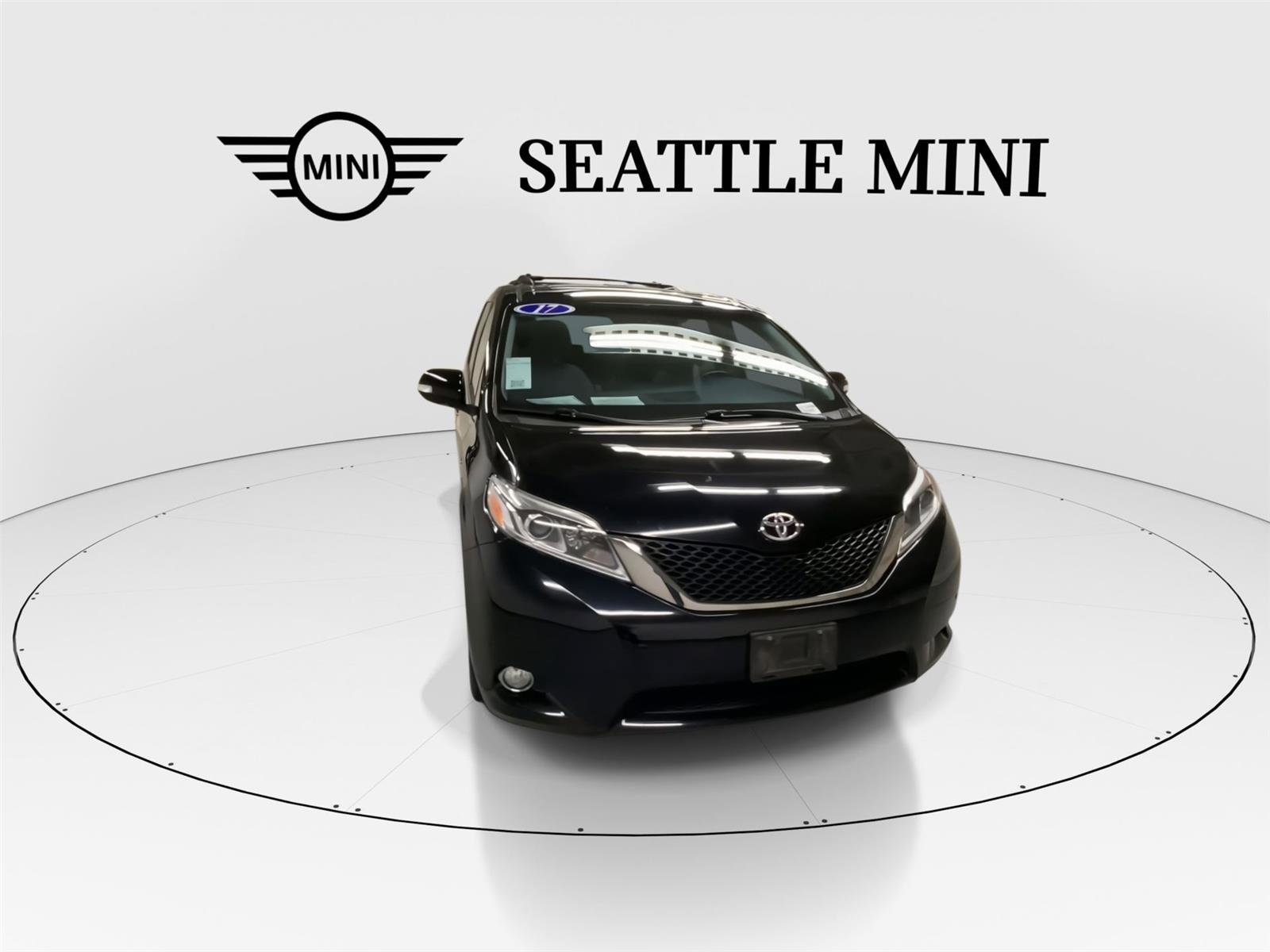 Used 2017 Toyota Sienna Limited Premium image 2