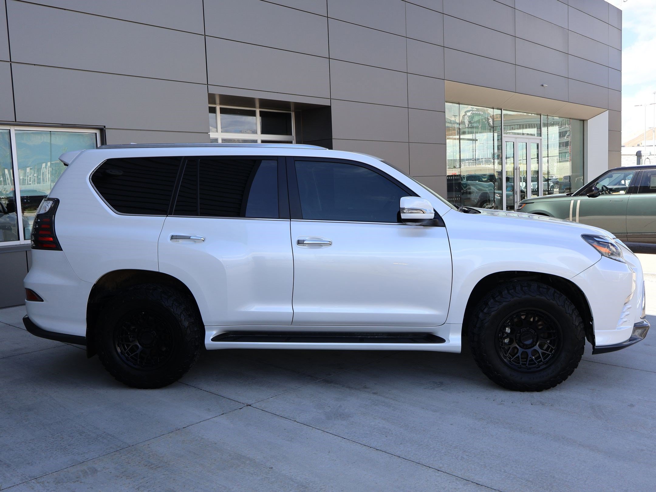 Used 2023 Lexus GX 460 Luxury w/ Sport Design Package AWD/4WD image 4