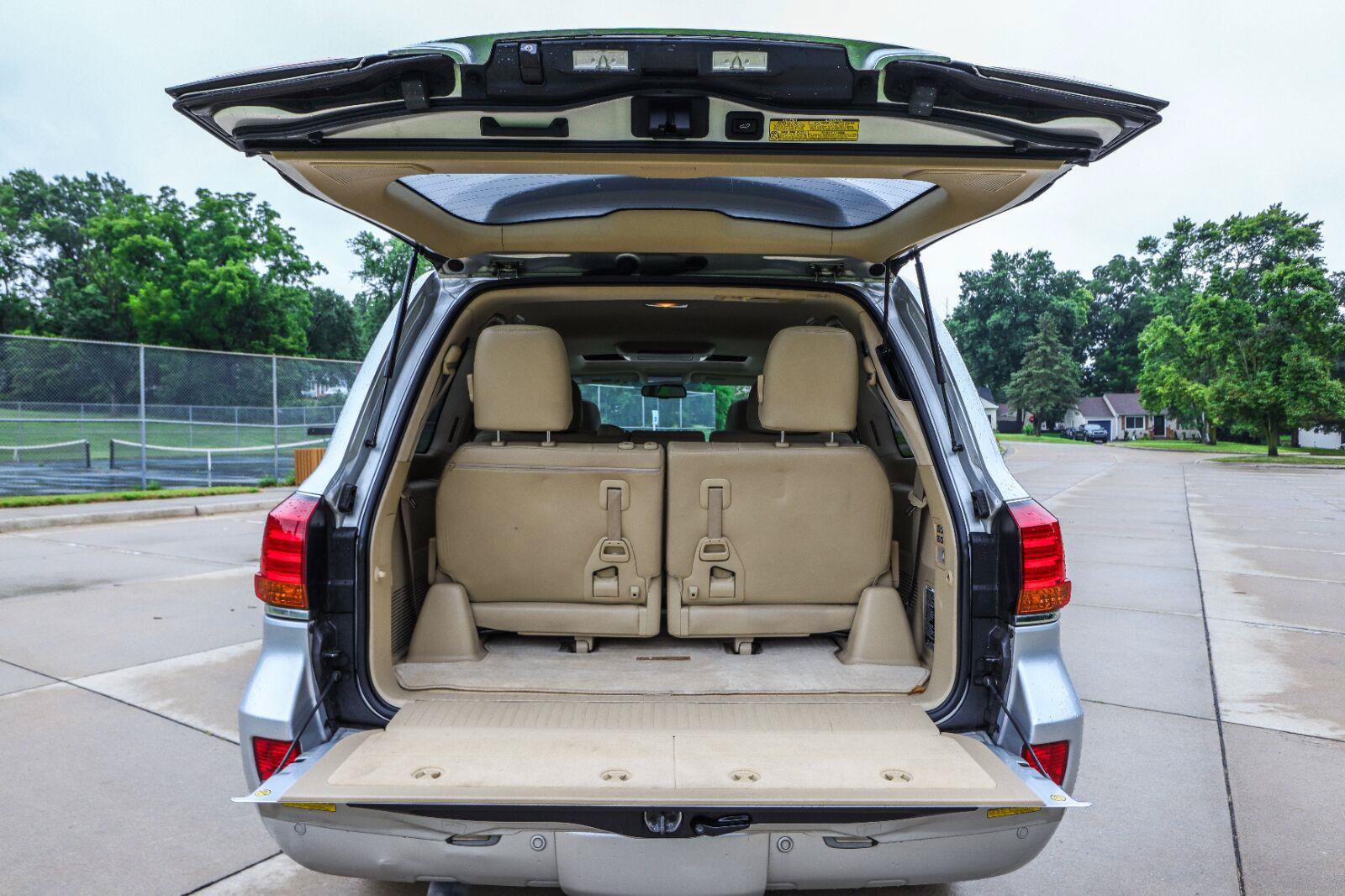Used 2011 Lexus LX 570 4WD w/ Luxury Pkg image 22