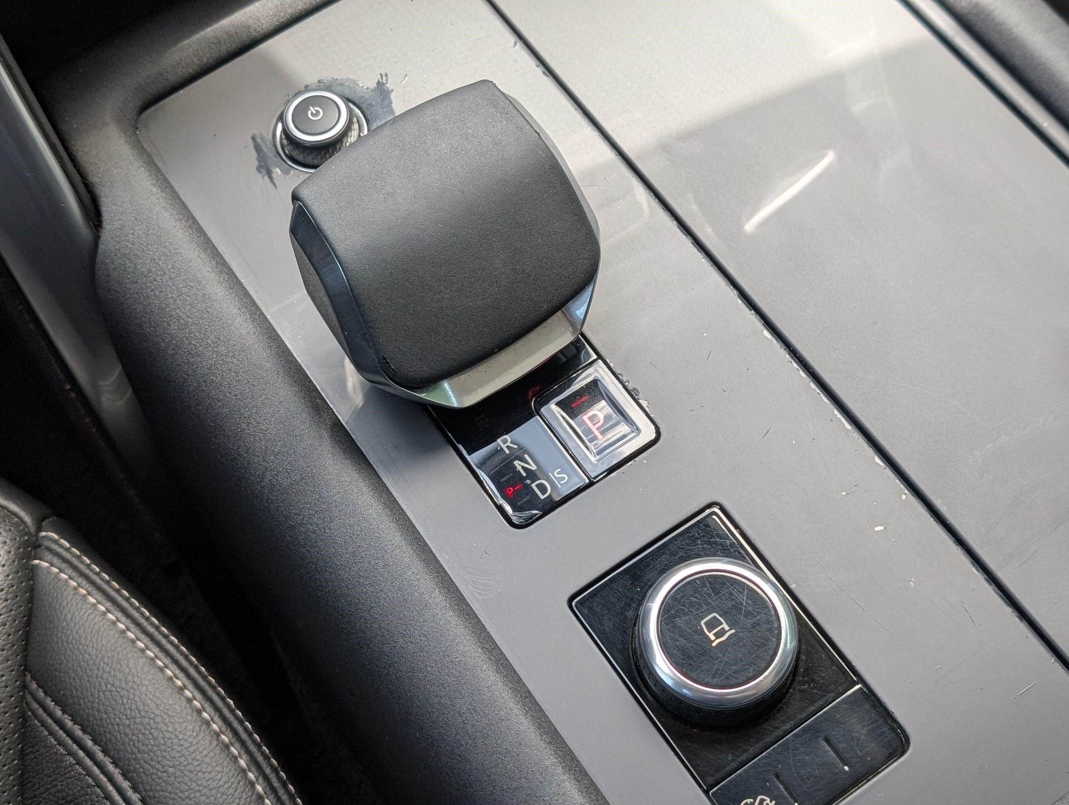 Used 2024 Land Rover Discovery S AWD/4WD image 29