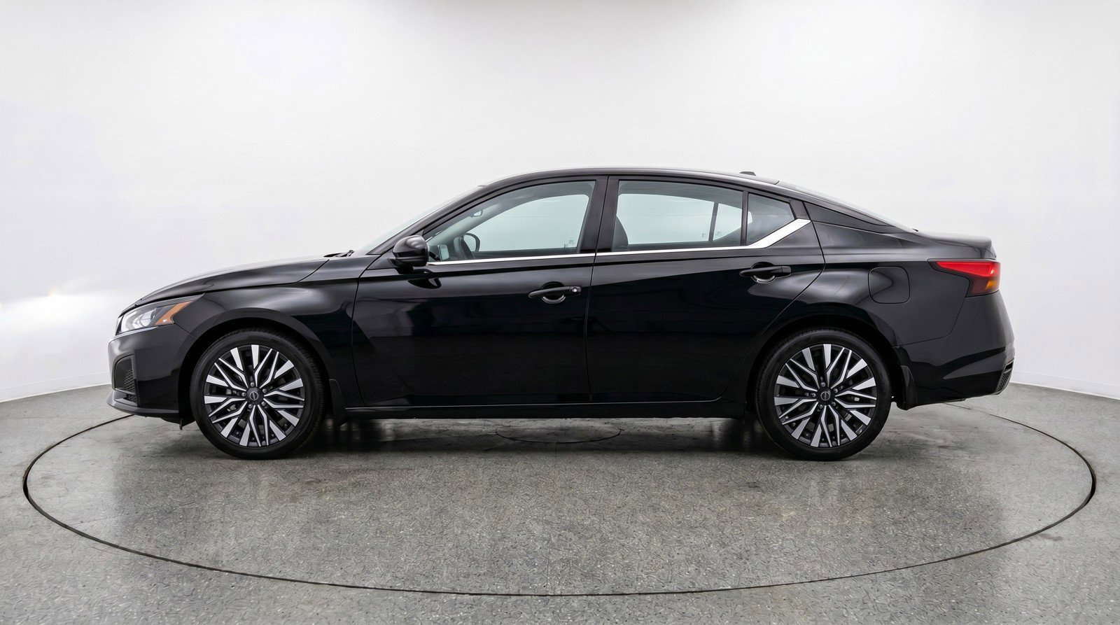 Used 2025 Nissan Altima 2.5 SV FWD image 5