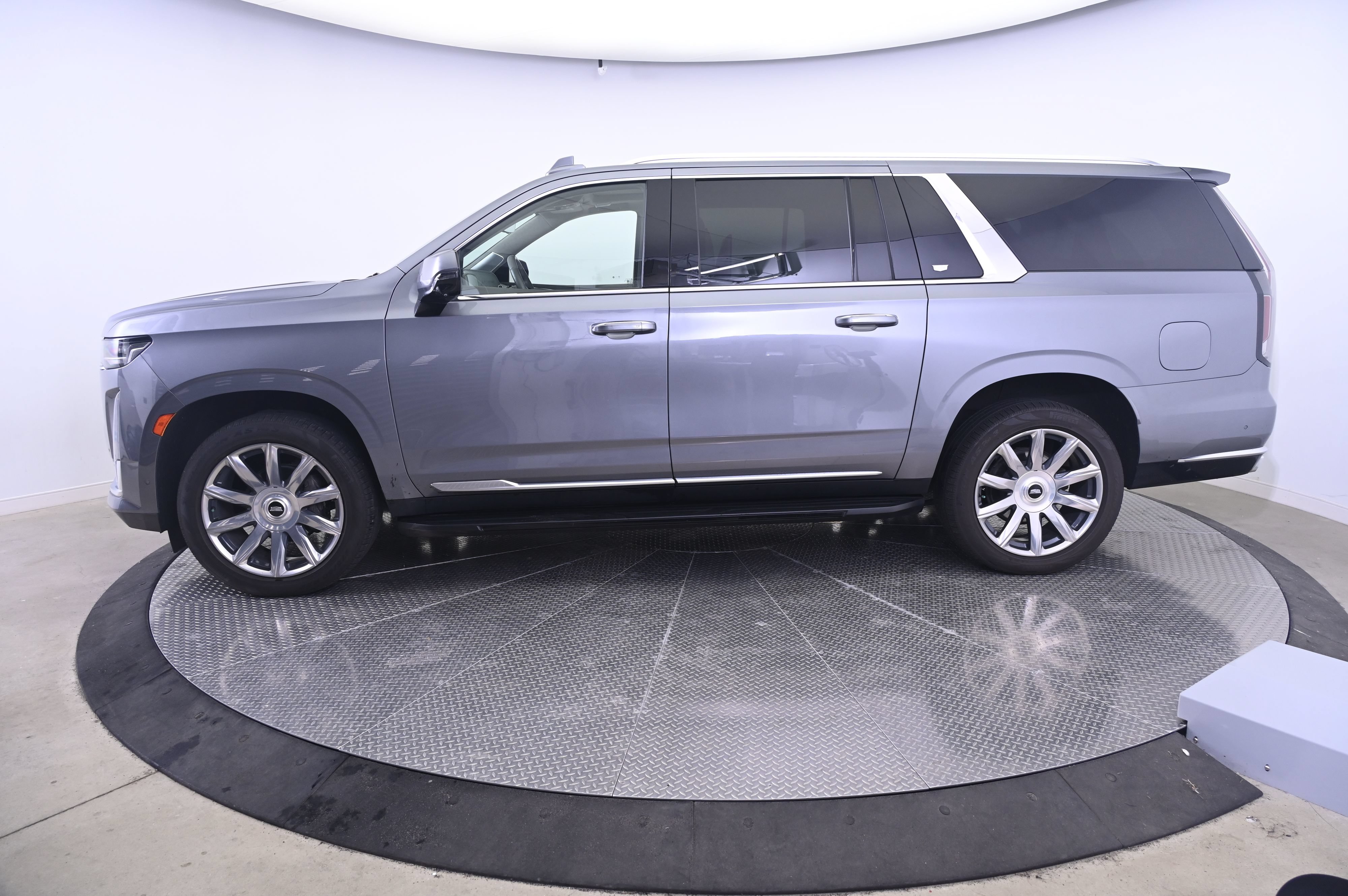 Used 2022 Cadillac Escalade ESV Premium Luxury Platinum AWD/4WD image 2