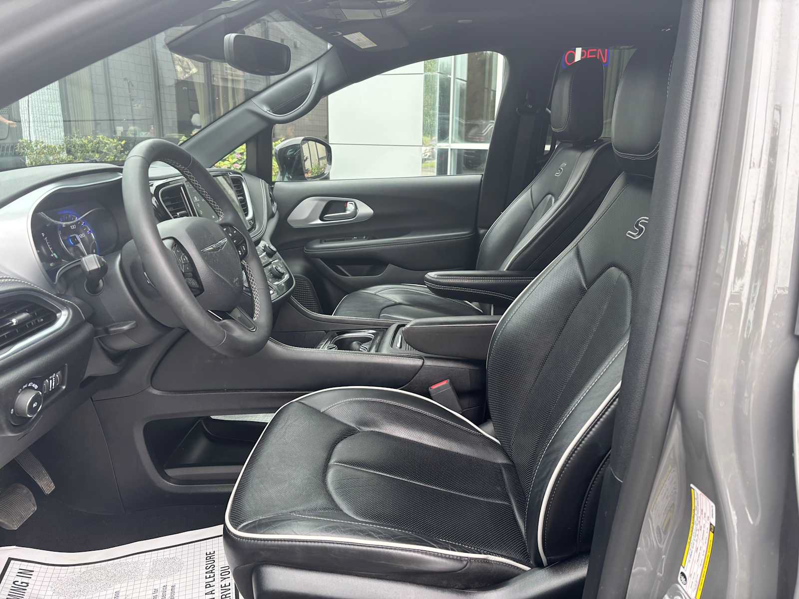 Used 2025 Chrysler Pacifica Limited FWD image 2