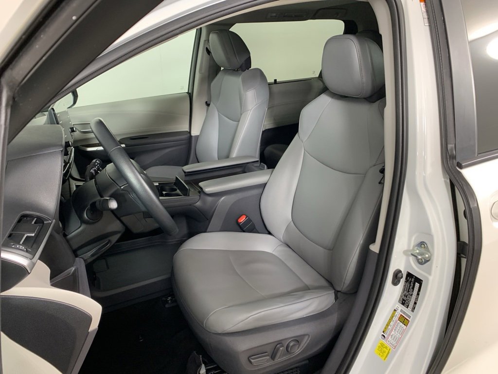 Used 2021 Toyota Sienna XLE image 30