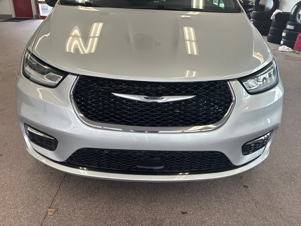 Certified 2024 Chrysler Pacifica Touring-L FWD image 3