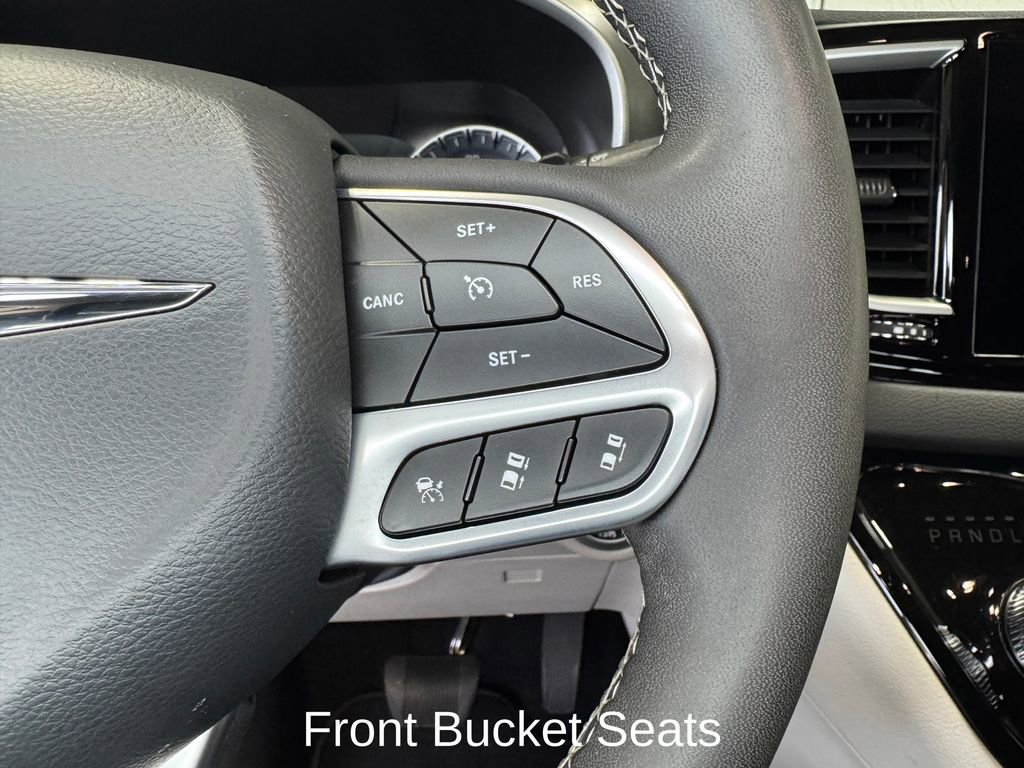 Used 2023 Chrysler Pacifica Touring-L FWD image 17