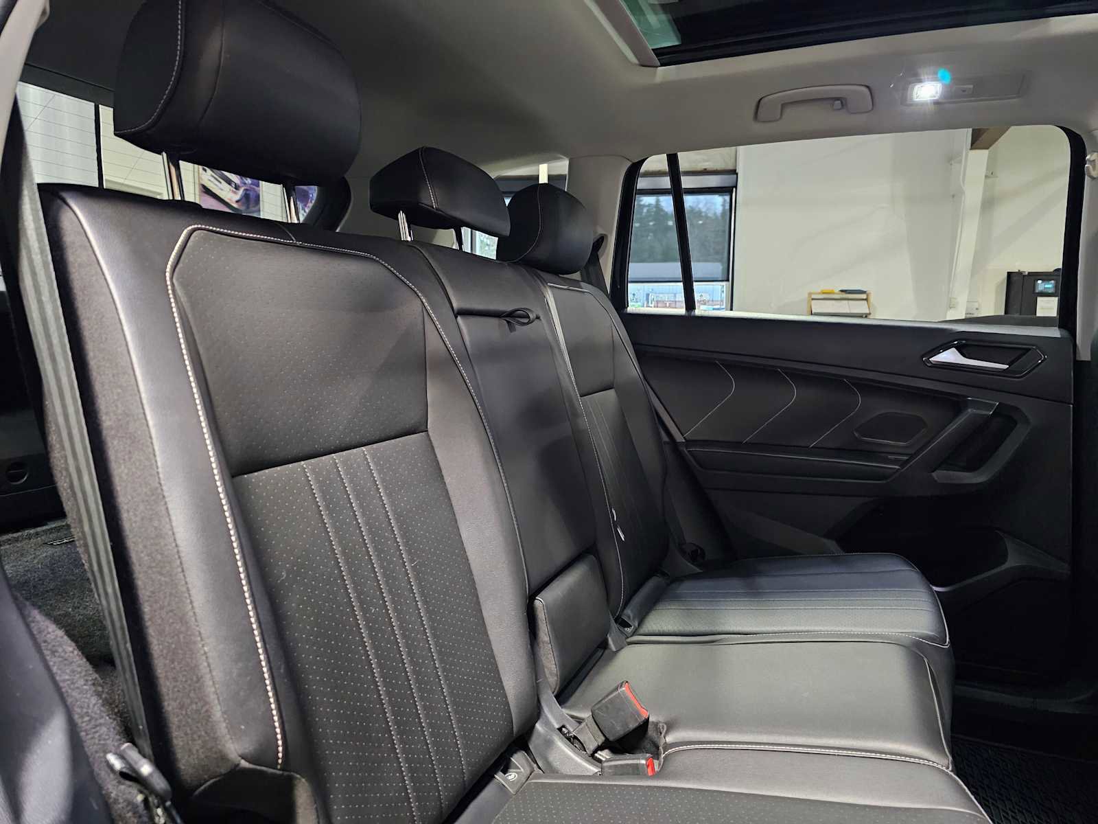 Used 2023 Volkswagen Tiguan SE w/ Panoramic Sunroof Package image 12