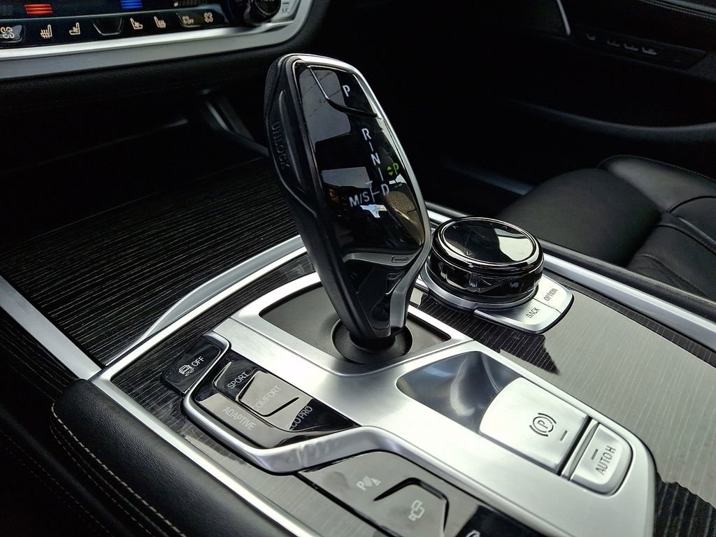 Used 2019 BMW 750i w/ Luxury Rear Seating Package image 15