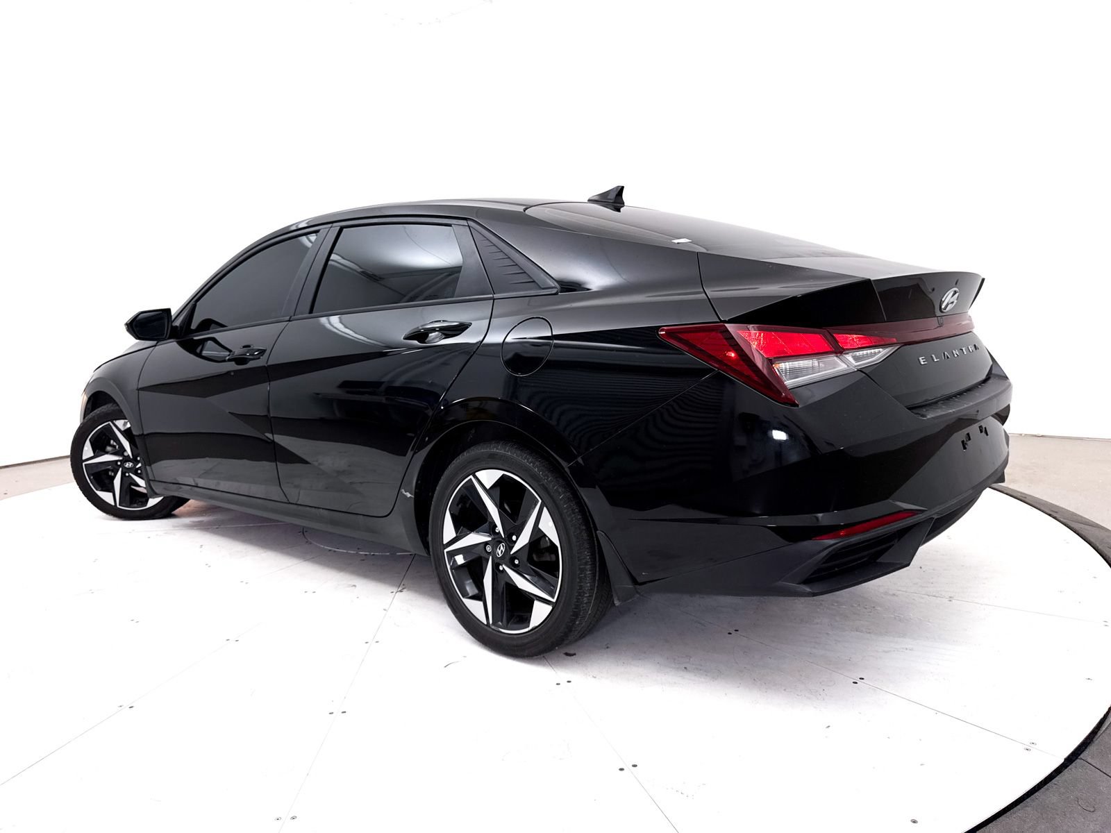 Used 2023 Hyundai Elantra SEL w/ Convenience Package FWD image 2