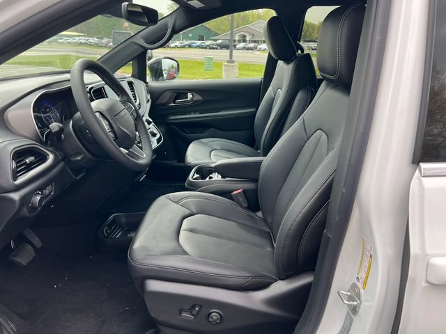 New 2027 Chrysler Pacifica Select AWD/4WD image 4