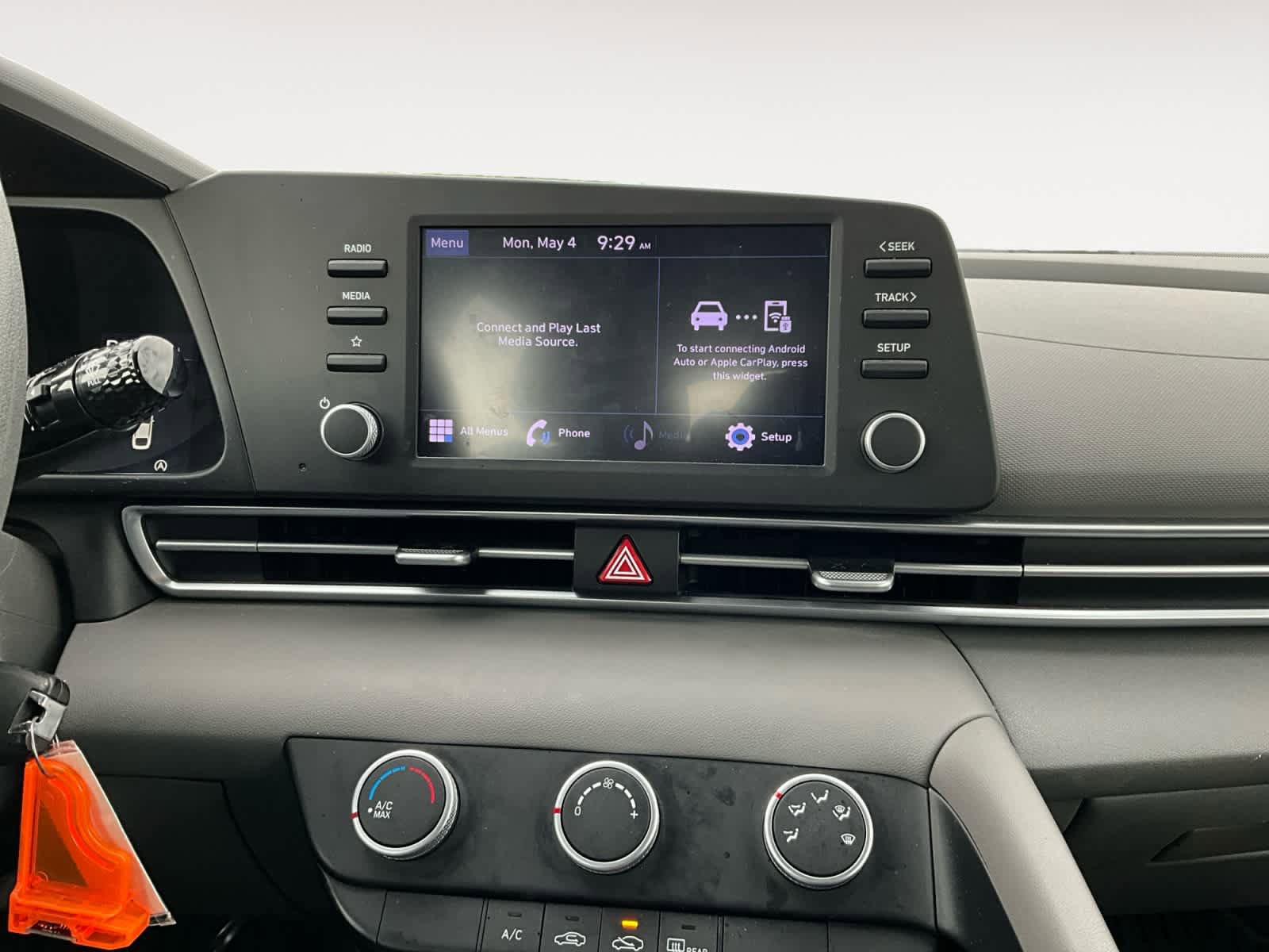 Used 2022 Hyundai Elantra SE FWD image 8