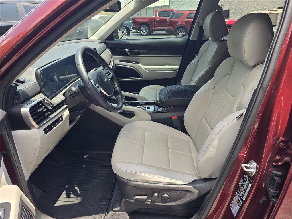 Used 2024 Kia Telluride EX w/ EX Captain's Chair Package FWD image 12