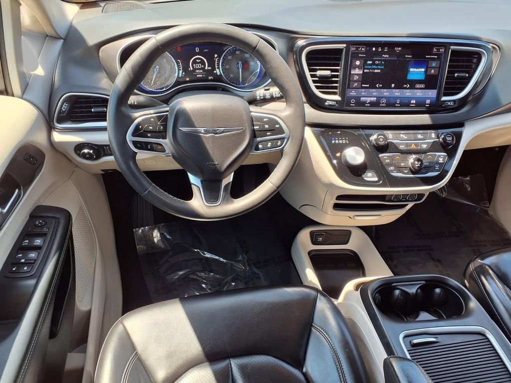 Used 2023 Chrysler Pacifica Touring-L FWD image 4