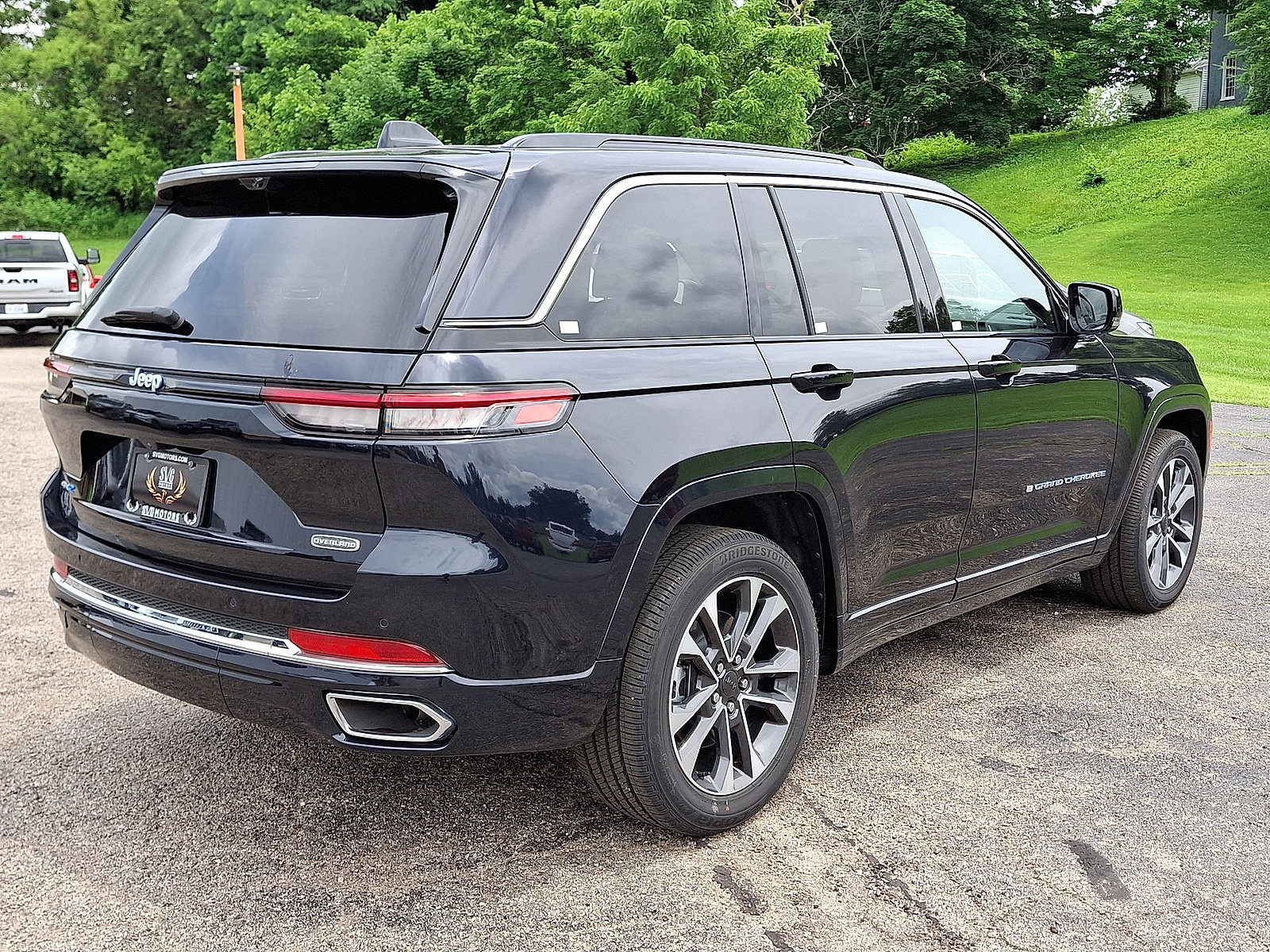New 2024 Jeep Grand Cherokee Overland w/ Luxury Tech Group IV AWD/4WD image 12